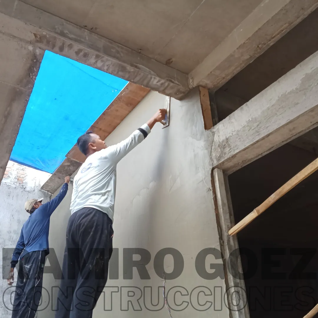 Trabajo de estuco en fachada con andamio en obra en Medellín