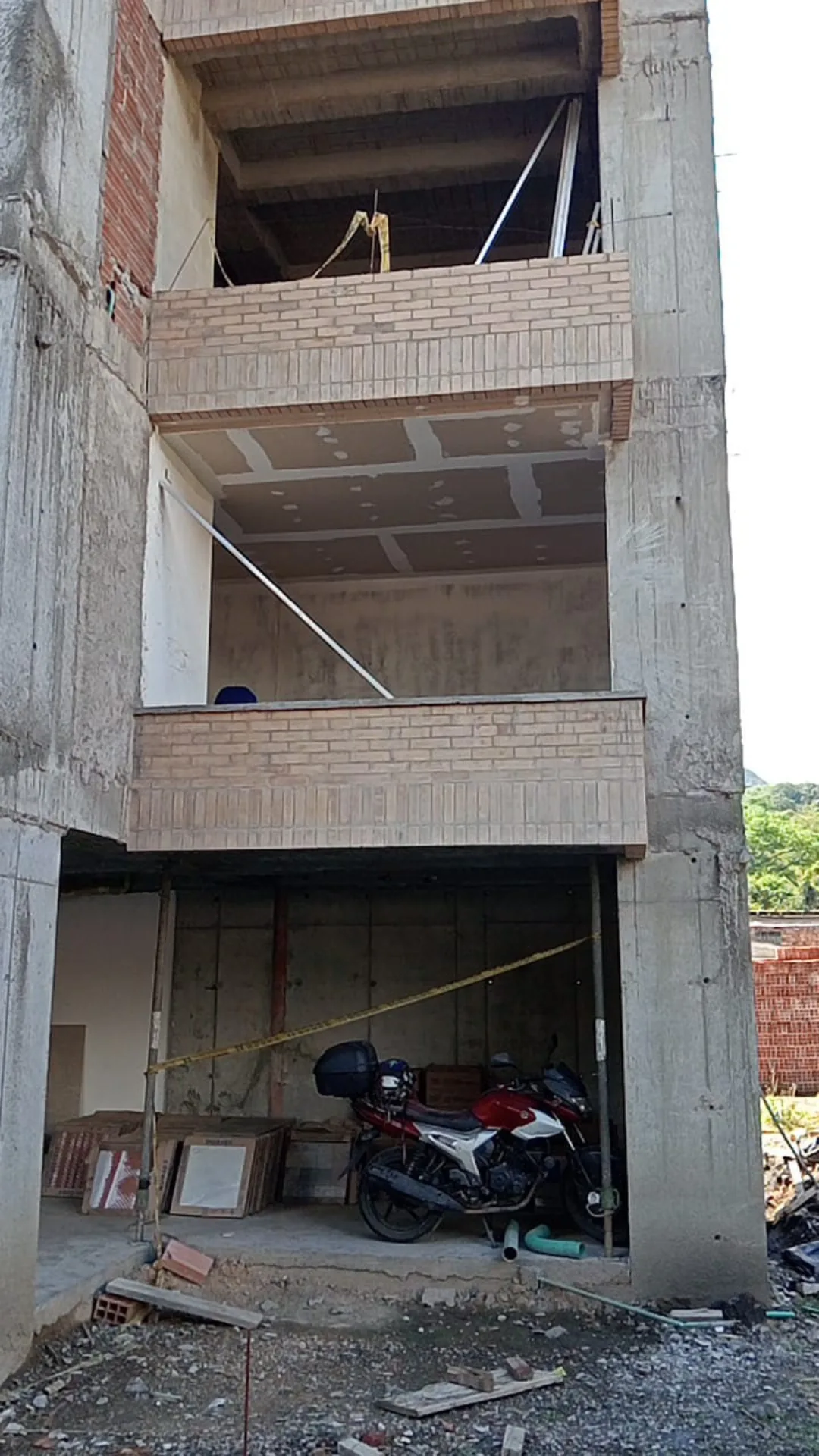Tablero eléctrico embebido en un muro de drywall en obra en Medellín
