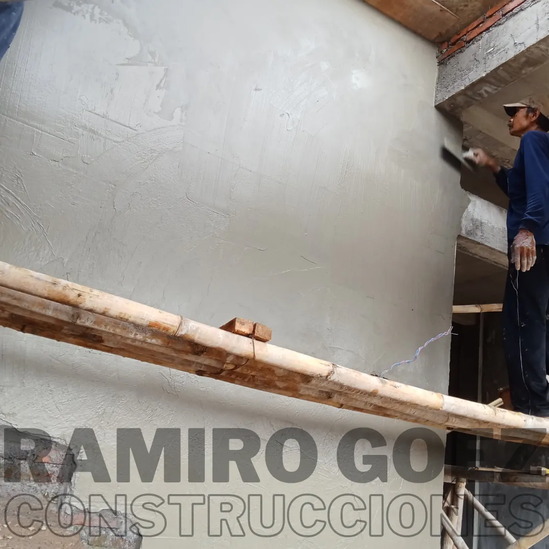 Trabajo de estuco en fachada con andamio en obra en Medellín