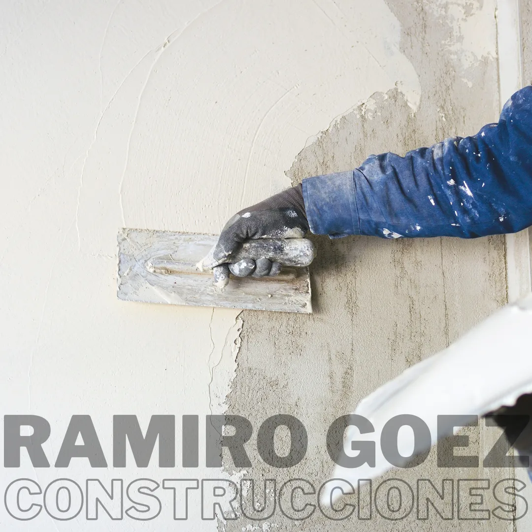 Aplicación de estuco en muro en obra en Medellín