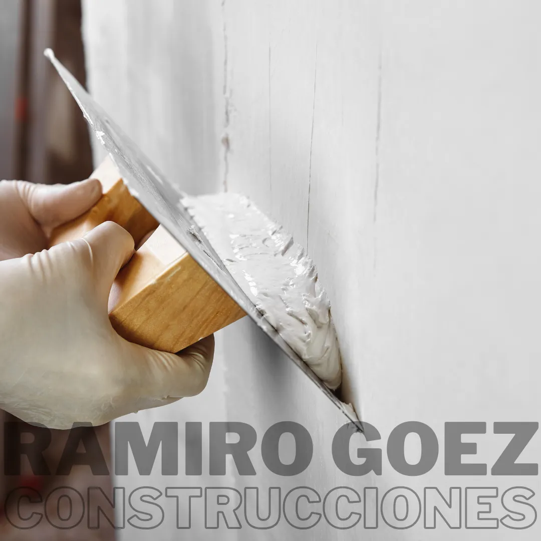 Reparación de una fisura en pared antes de estucar en obra en Medellín