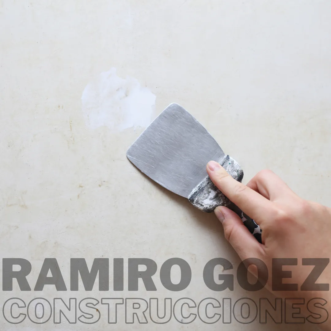 Ramiro Goez cotizando una instalación con un cliente en Medellín