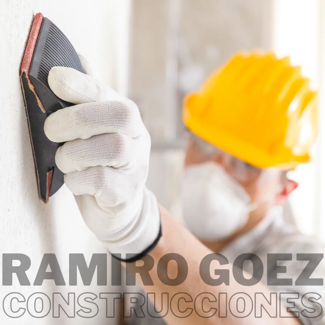 Ramiro Goez aplicando estuco con llana en un apartamento en Medellín