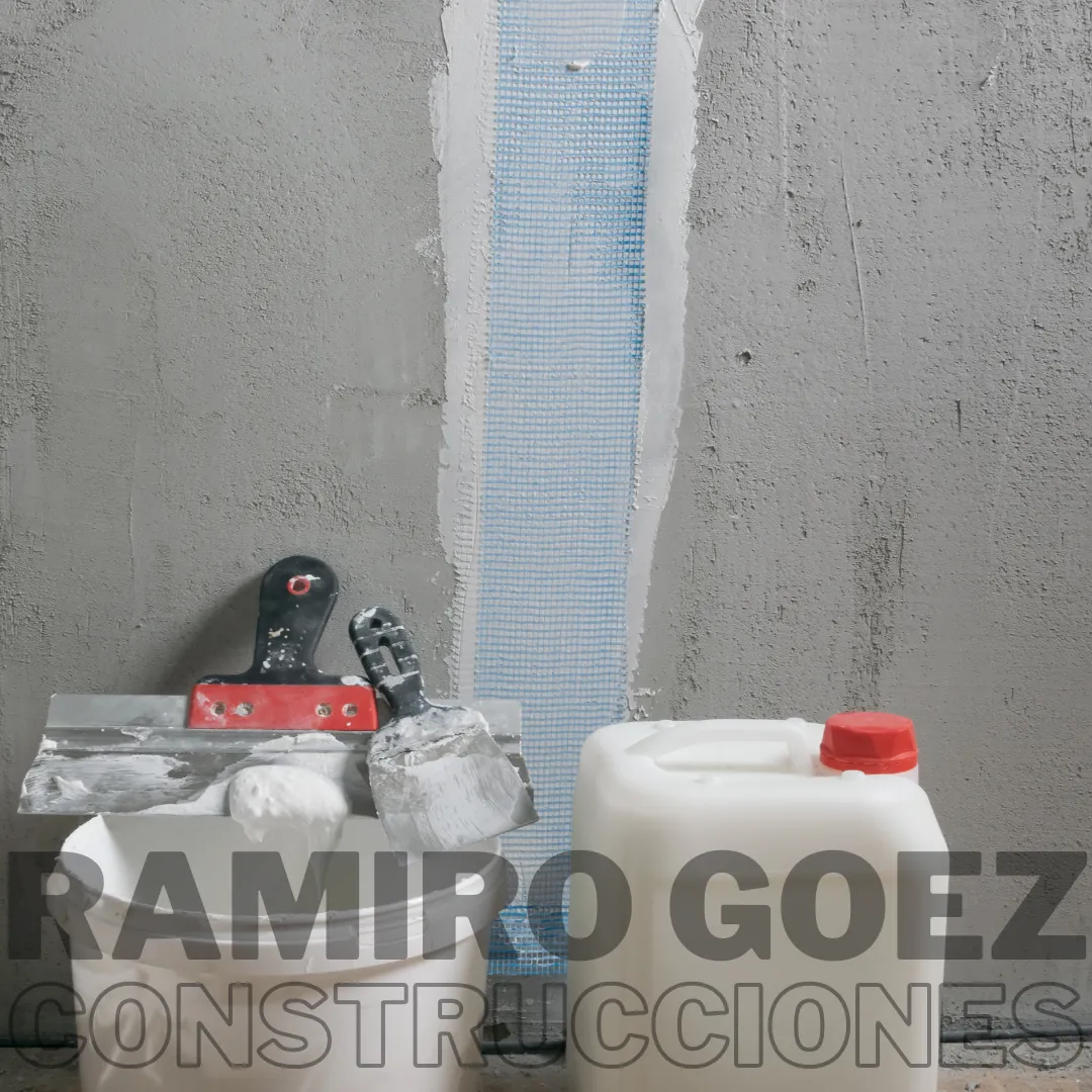 Ramiro Goez revisando el acabado de un muro estucado en Medellín