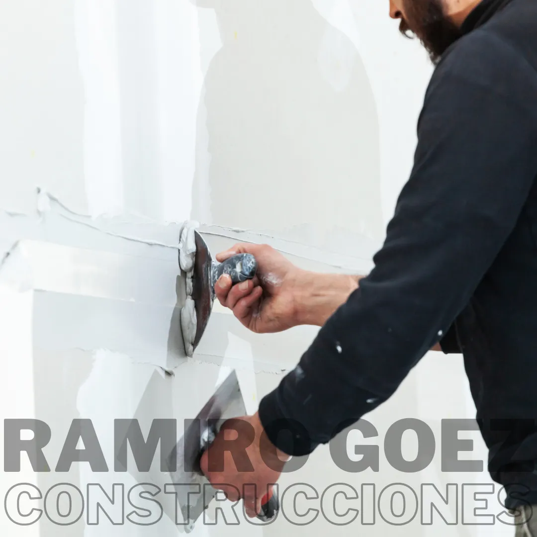 Baño enchapado sin estuco en un apartamento en obra en Medellín