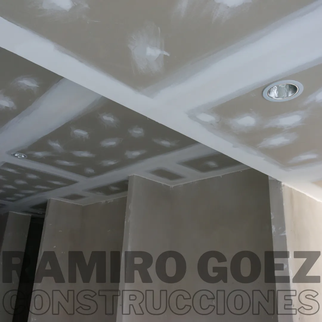 Muro en obra gris antes de aplicar estuco en un apartamento en Medellín