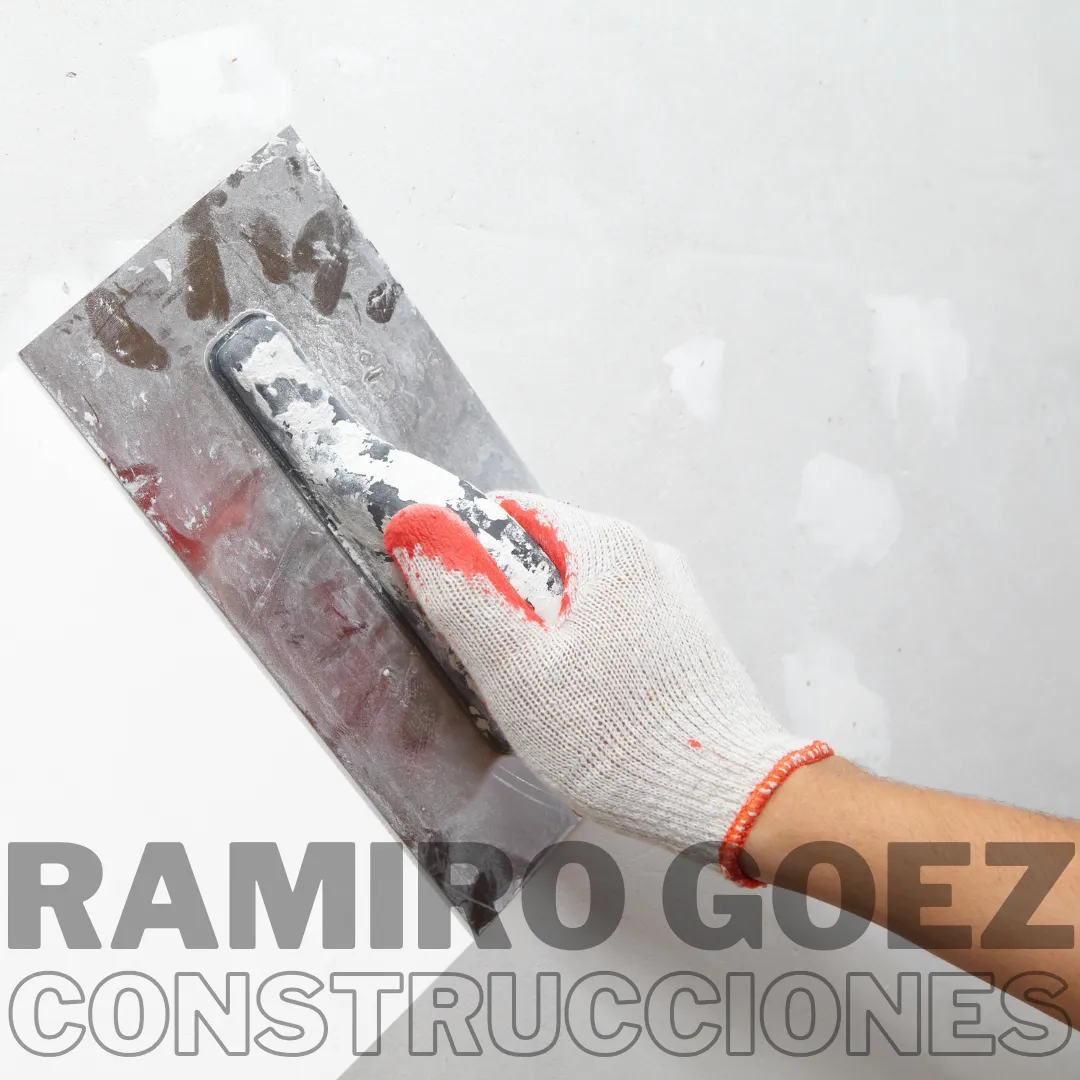 Aplicación de estuco en un muro de un apartamento en obra en Medellín