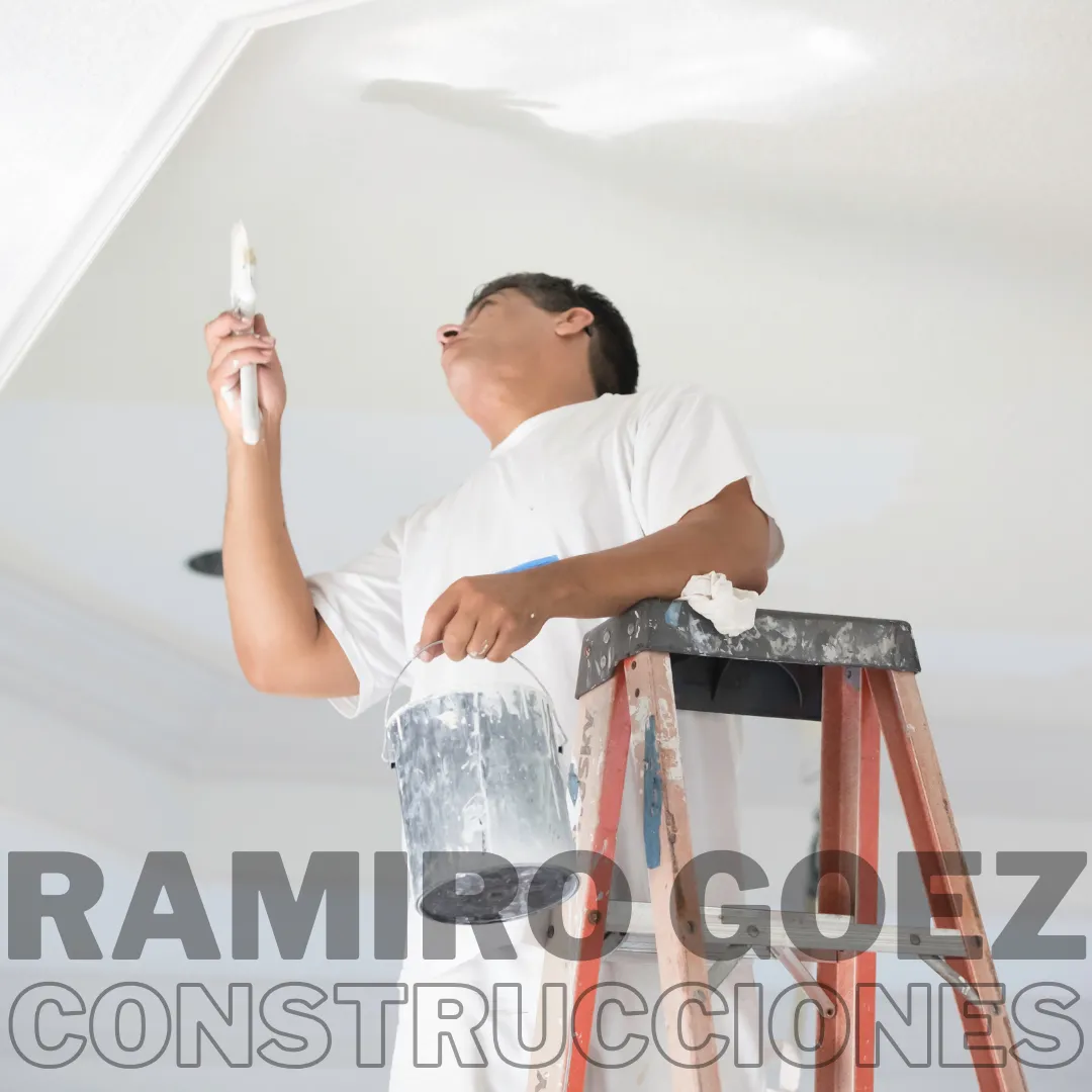 Ramiro Goez pintando en un apartamento en Medellín