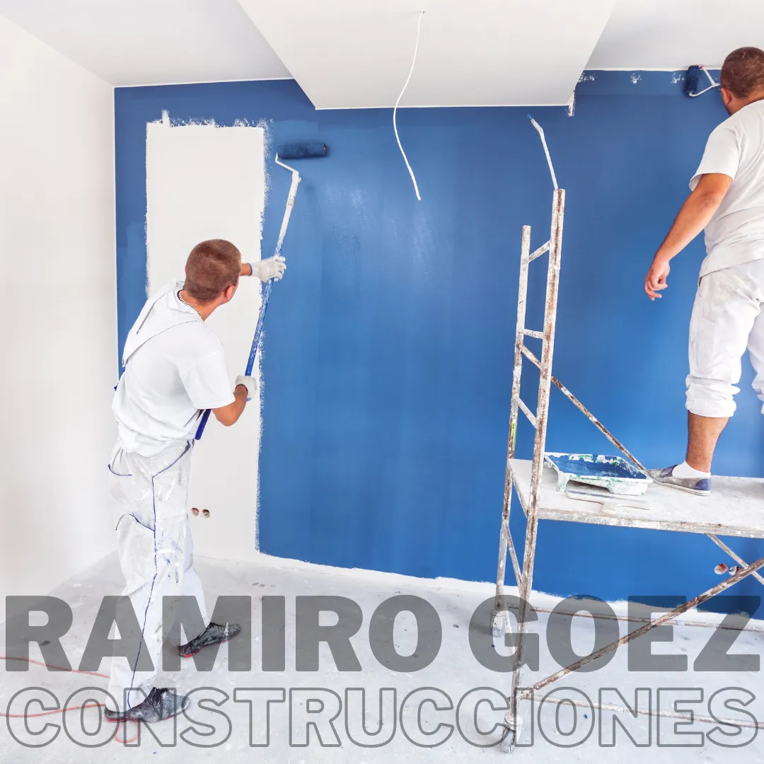 Aplicación de pintura esmalte en una puerta de madera en obra en Medellín