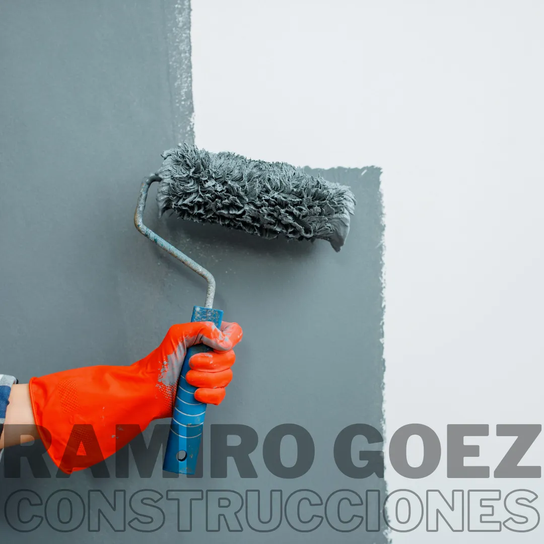 Revisión del estado de una pared antes de pintar en obra en Medellín