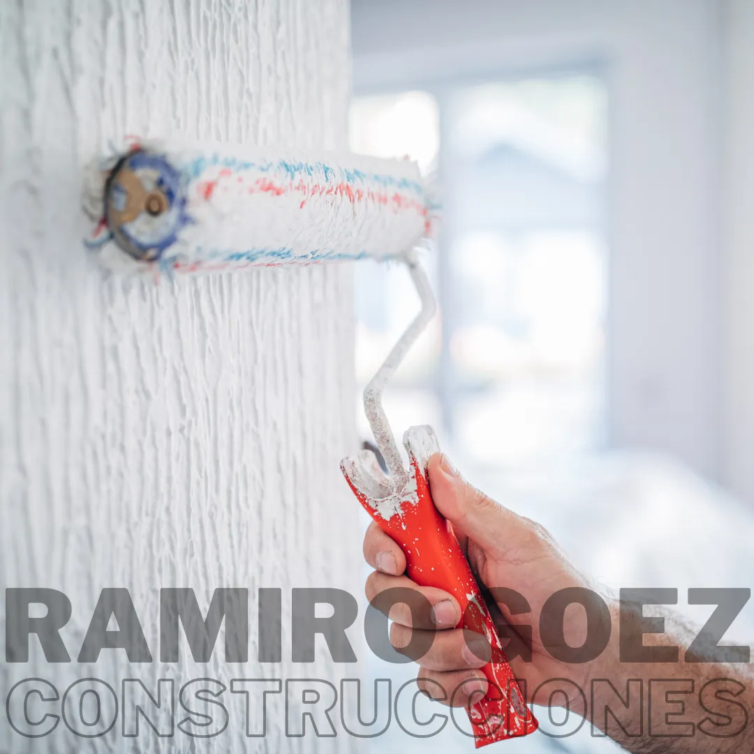 Materiales de pintura para fachada listos para usar en obra en Medellín