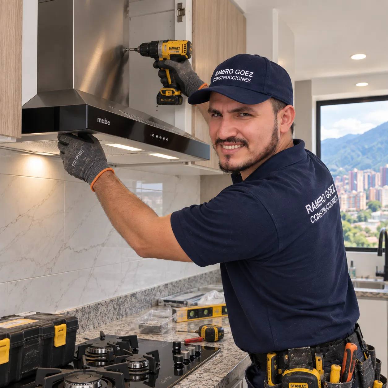 Enchape de cocina con acabado en mármol en obra en El Poblado, Medellín