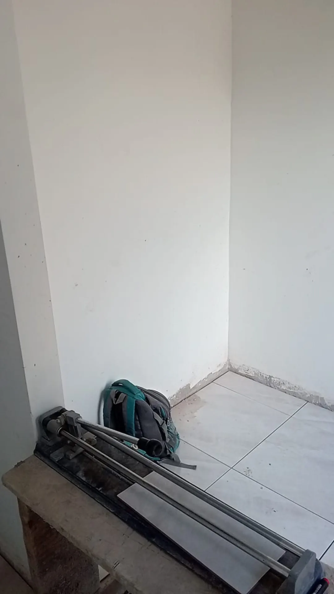 Corte de cerámica con cortadora manual en obra en Laureles-Estadio, Medellín