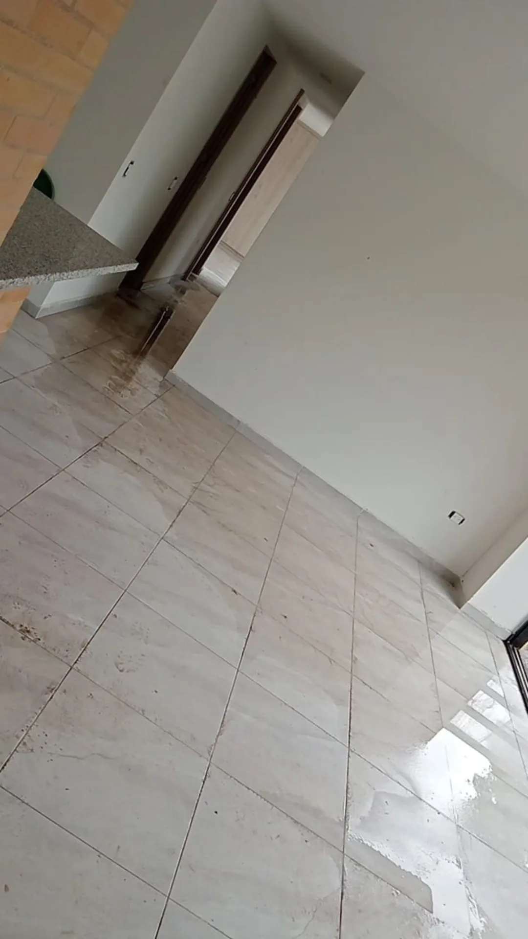 Piso enchapado listo para emboquillar en obra en Medellín