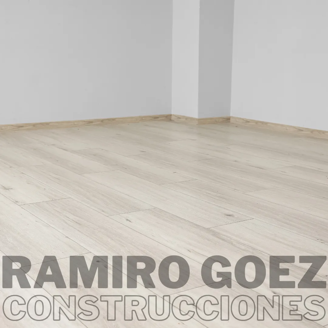 Revisando referencias de piso en obra en Medellín