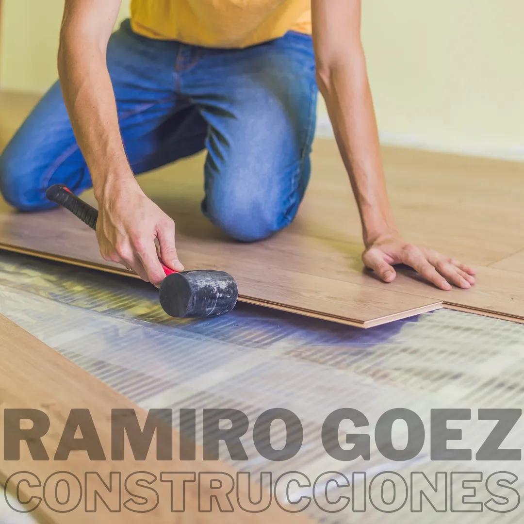 Instalación de piso laminado con maceta de goma en obra en Medellín