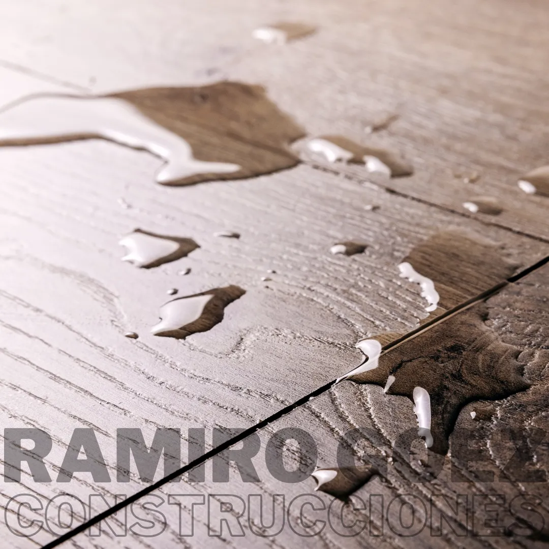 Gotas de agua sobre un piso laminado instalado en Medellín