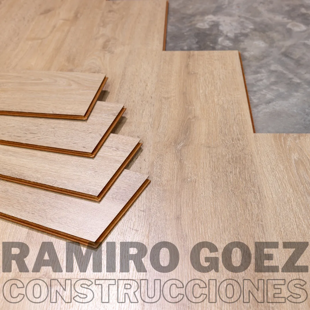 Piezas de piso laminado con sistema de encaje click en obra en Medellín