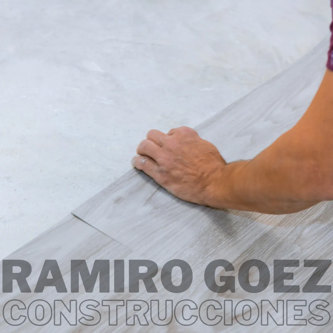 Instalación de piso laminado sobre una superficie nivelada en obra en Medellín