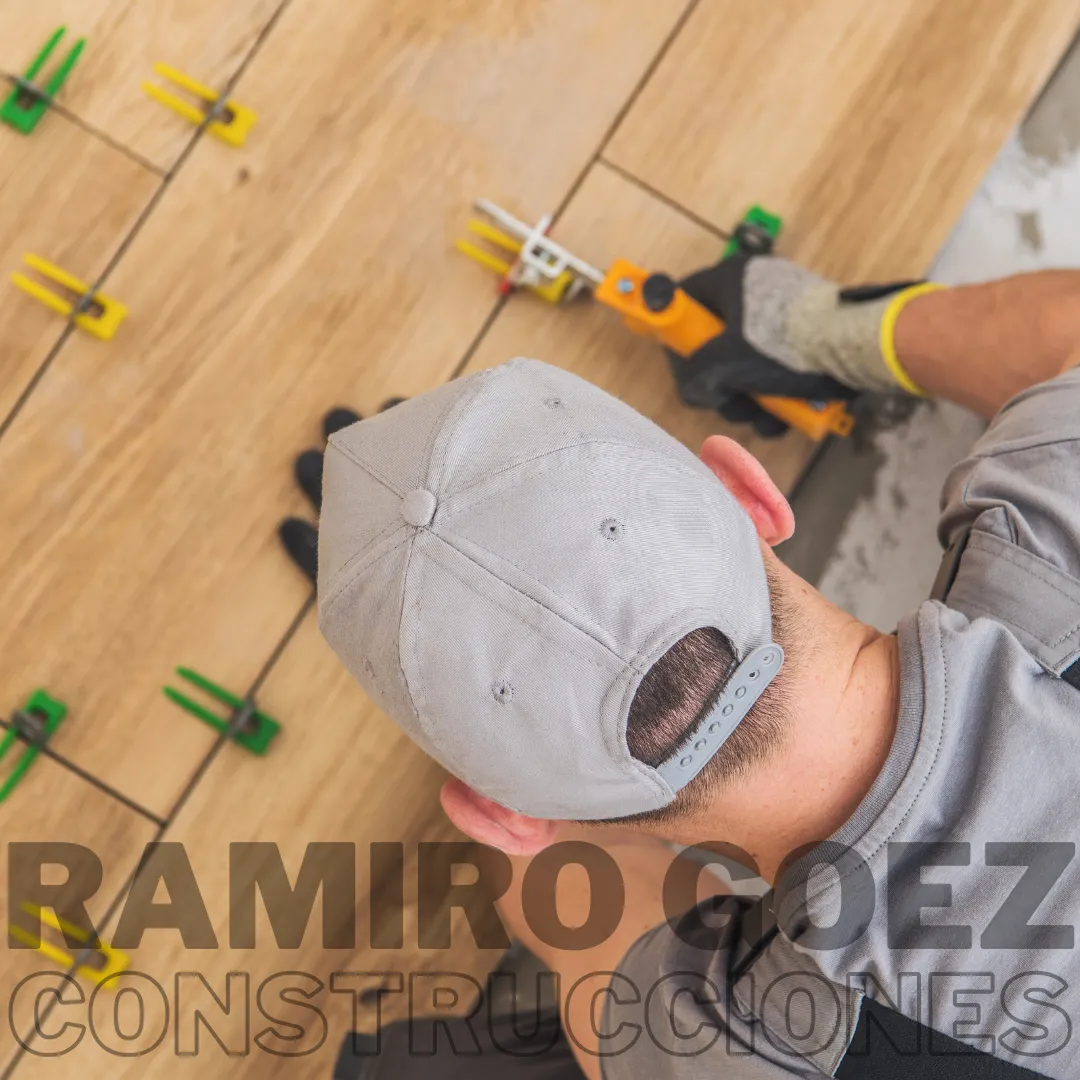 Nivelando la superficie antes de instalar el piso en obra en Medellín