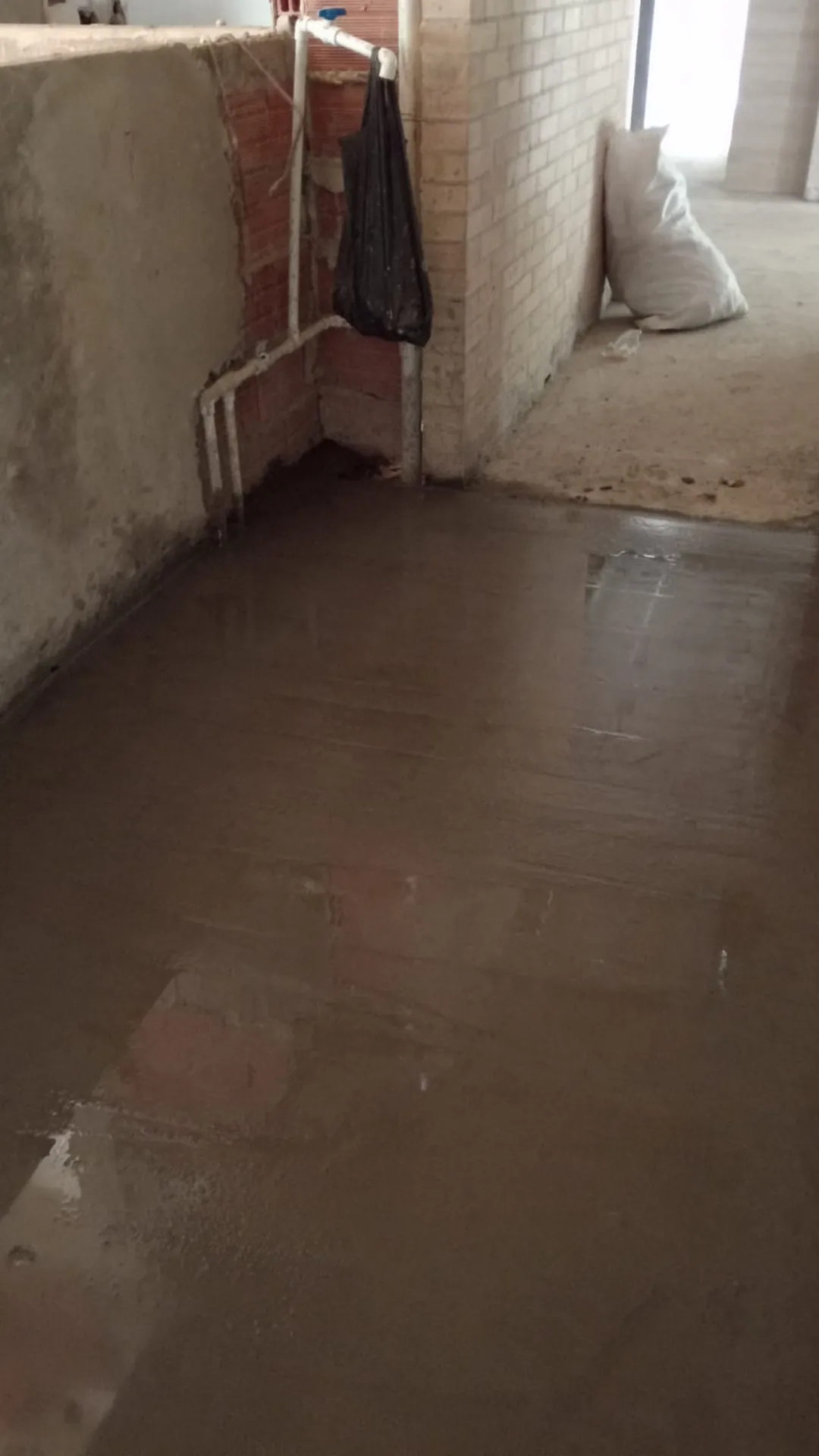 Sobrepiso terminado en un pasillo en obra en Medellín
