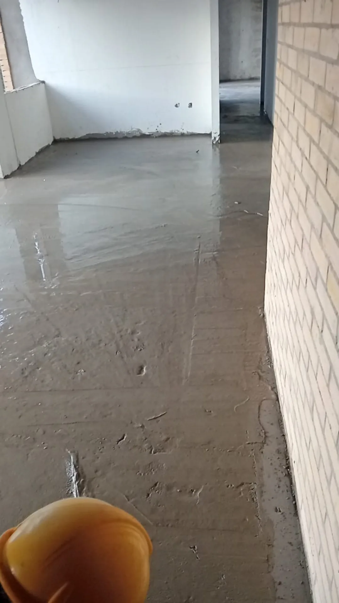 Tirando el sobrepiso para nivelar en obra en Medellín