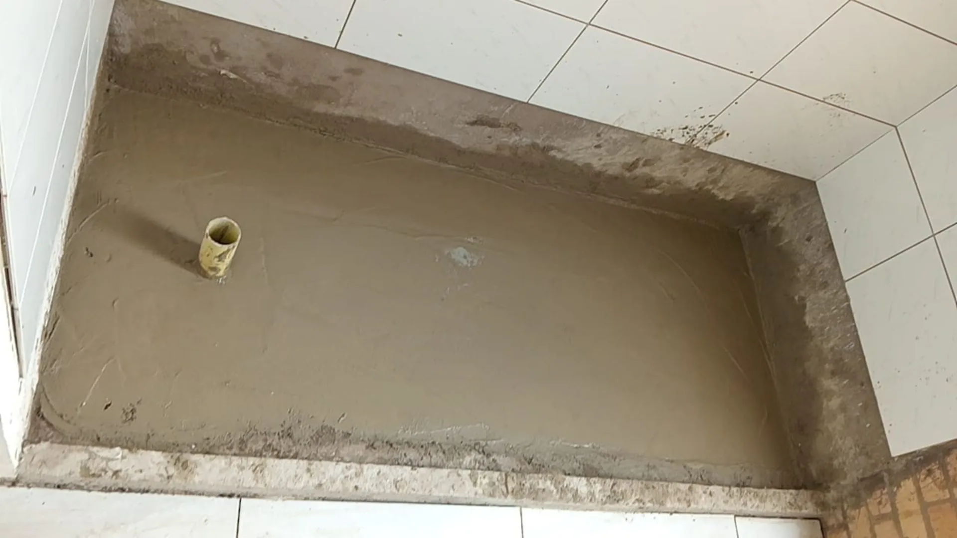 Remodelación de baño con enchape en obra de Ramiro Goez Construcciones en Medellín