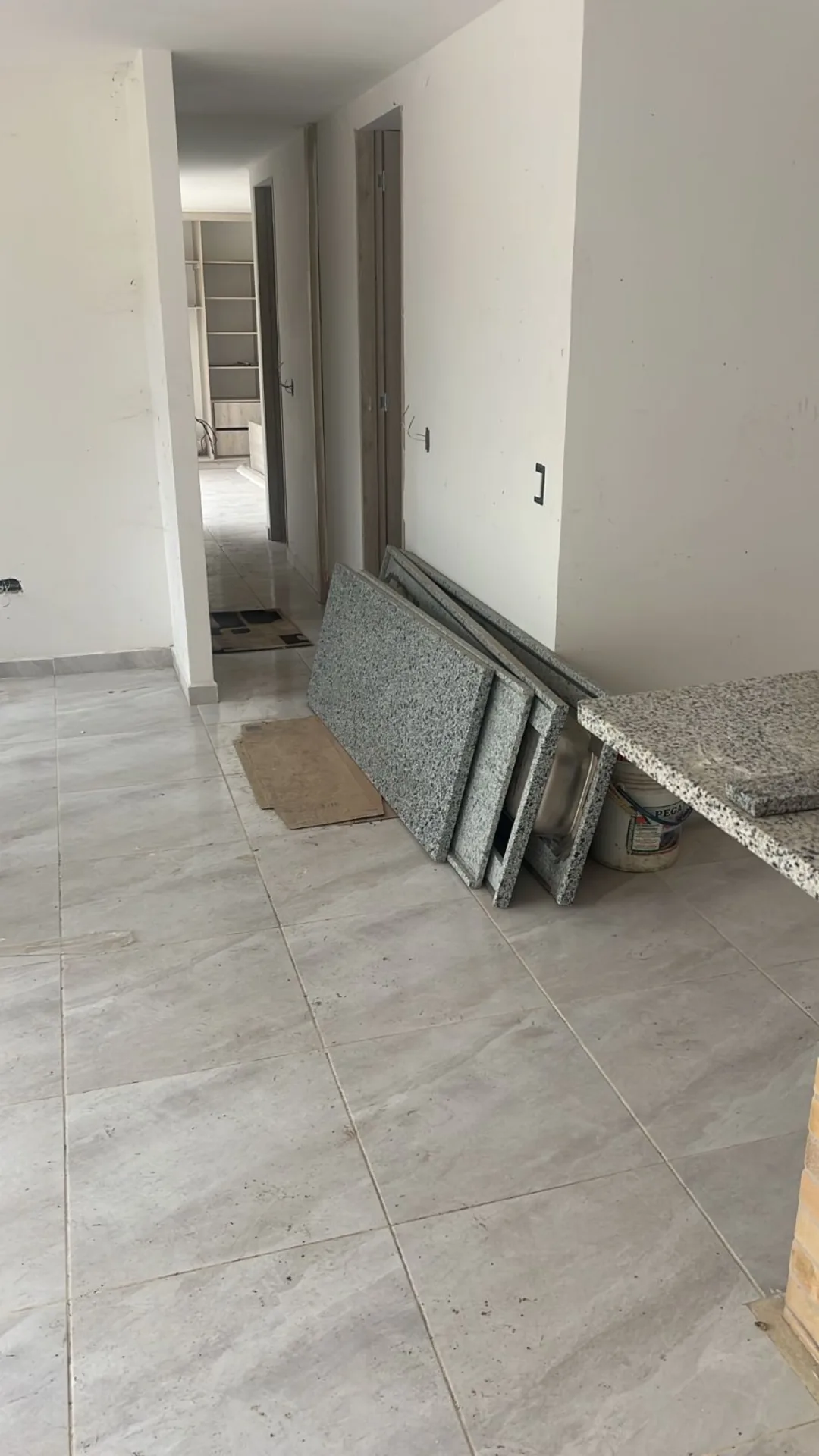 Remodelación de cocina con mesón en granito en obra de Ramiro Goez Construcciones en Medellín