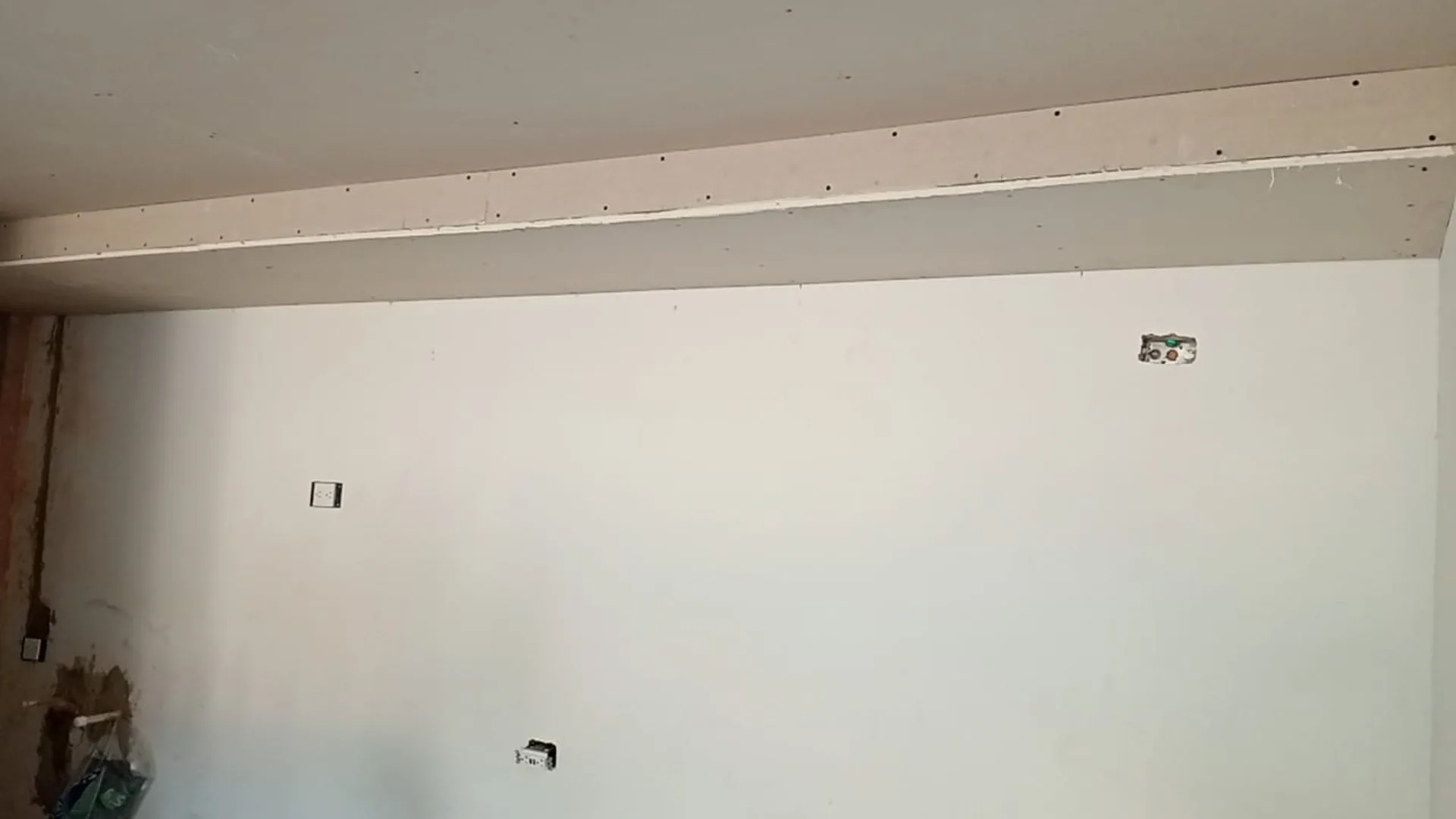 Instalación de drywall en techo y pared en obra de Ramiro Goez Construcciones en Medellín