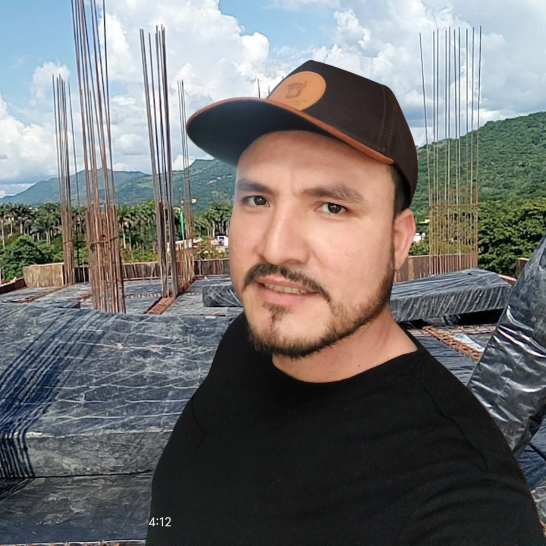 Ramiro Goez en obra estructural en Medellín