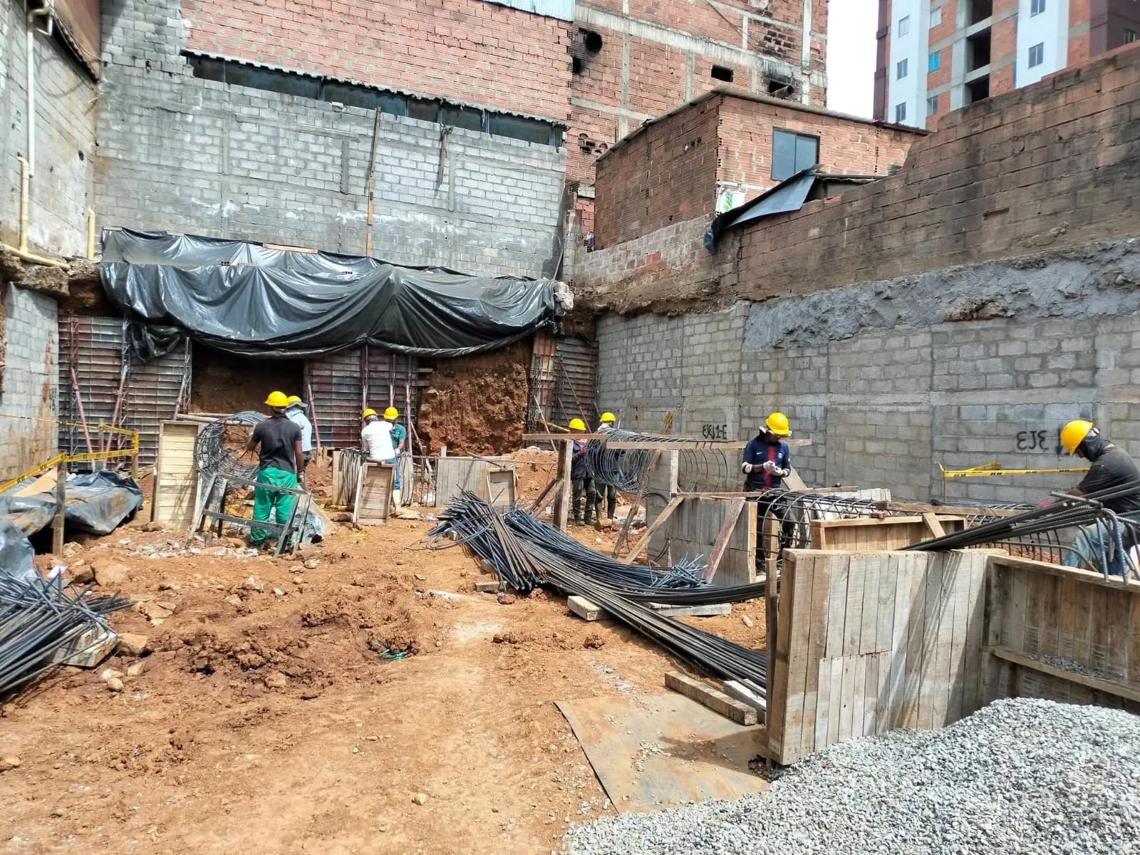 Cuadrilla de Ramiro Goez Construcciones amarrando hierro en una obra en Medellín