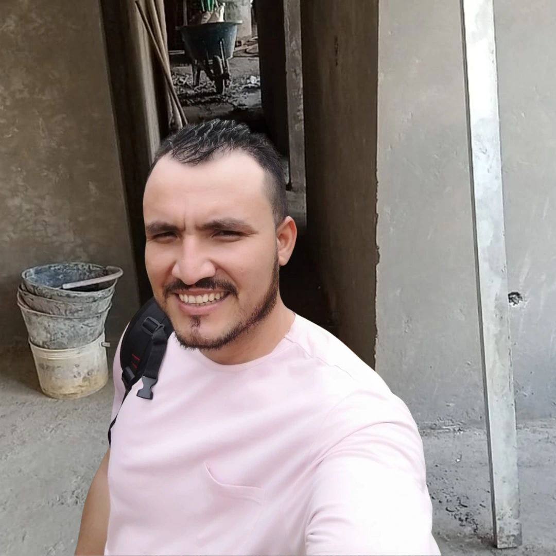 Ramiro Goez revisando una pared en obra en Medellín