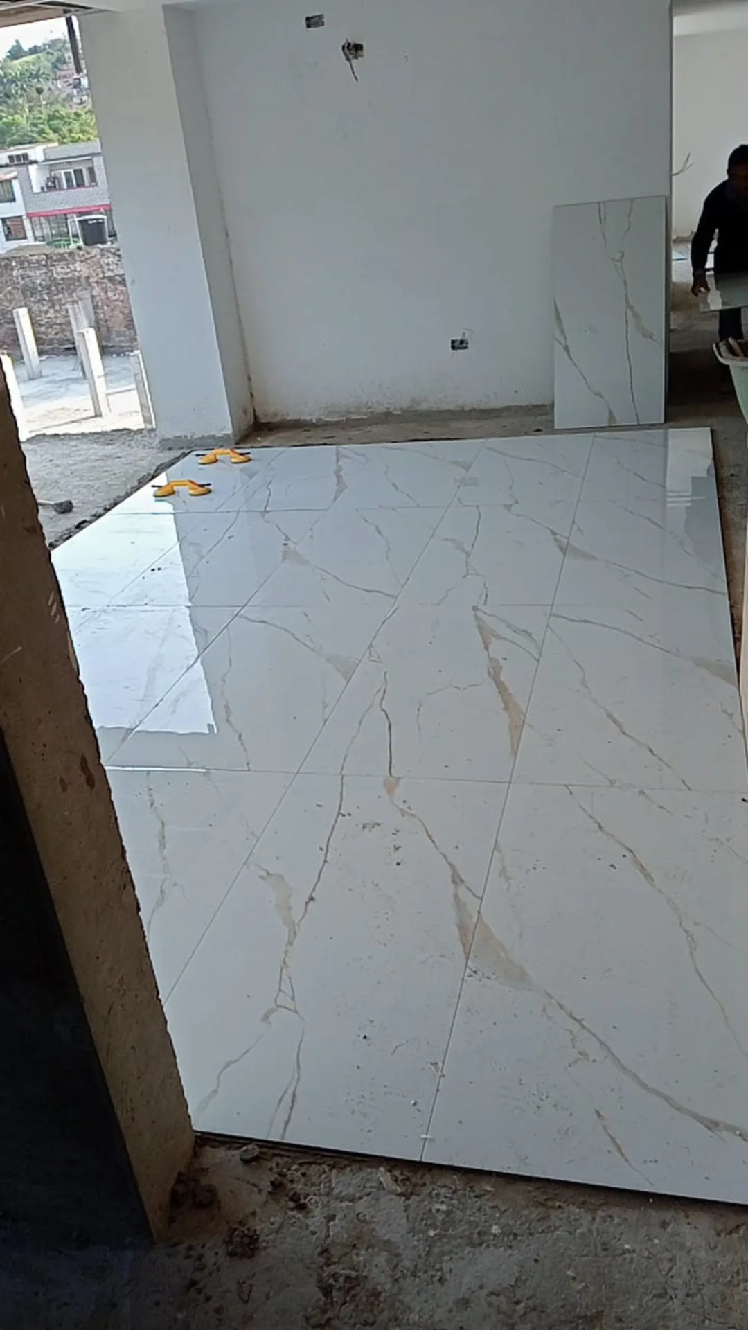 Enchape en porcelanato de gran formato en obra - Acabados de Apartamentos No VIS en Medellín - Ramiro Goez Construcciones