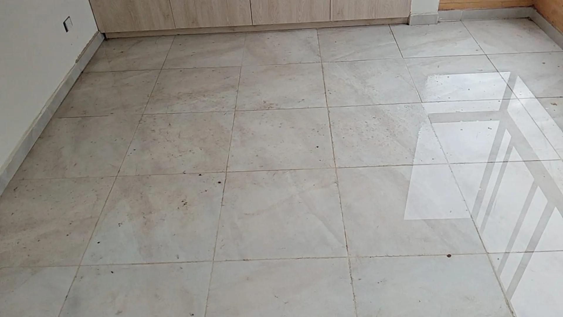 Piso enchapado terminado - Acabados de Apartamentos No VIS en Medellín - Ramiro Goez Construcciones