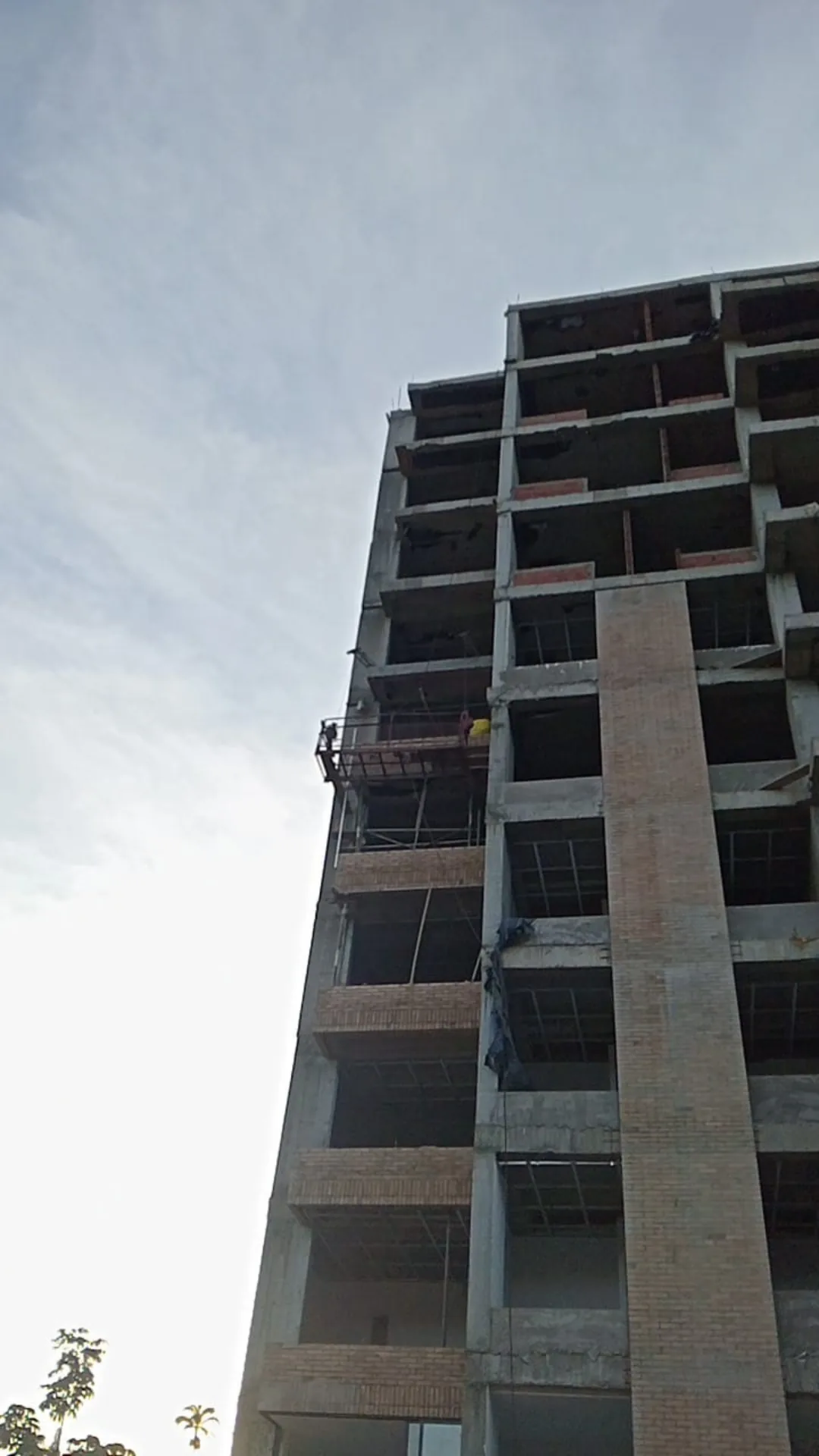 Torre de apartamentos en construcción - Acabados de Apartamentos VIS en Medellín - Ramiro Goez Construcciones