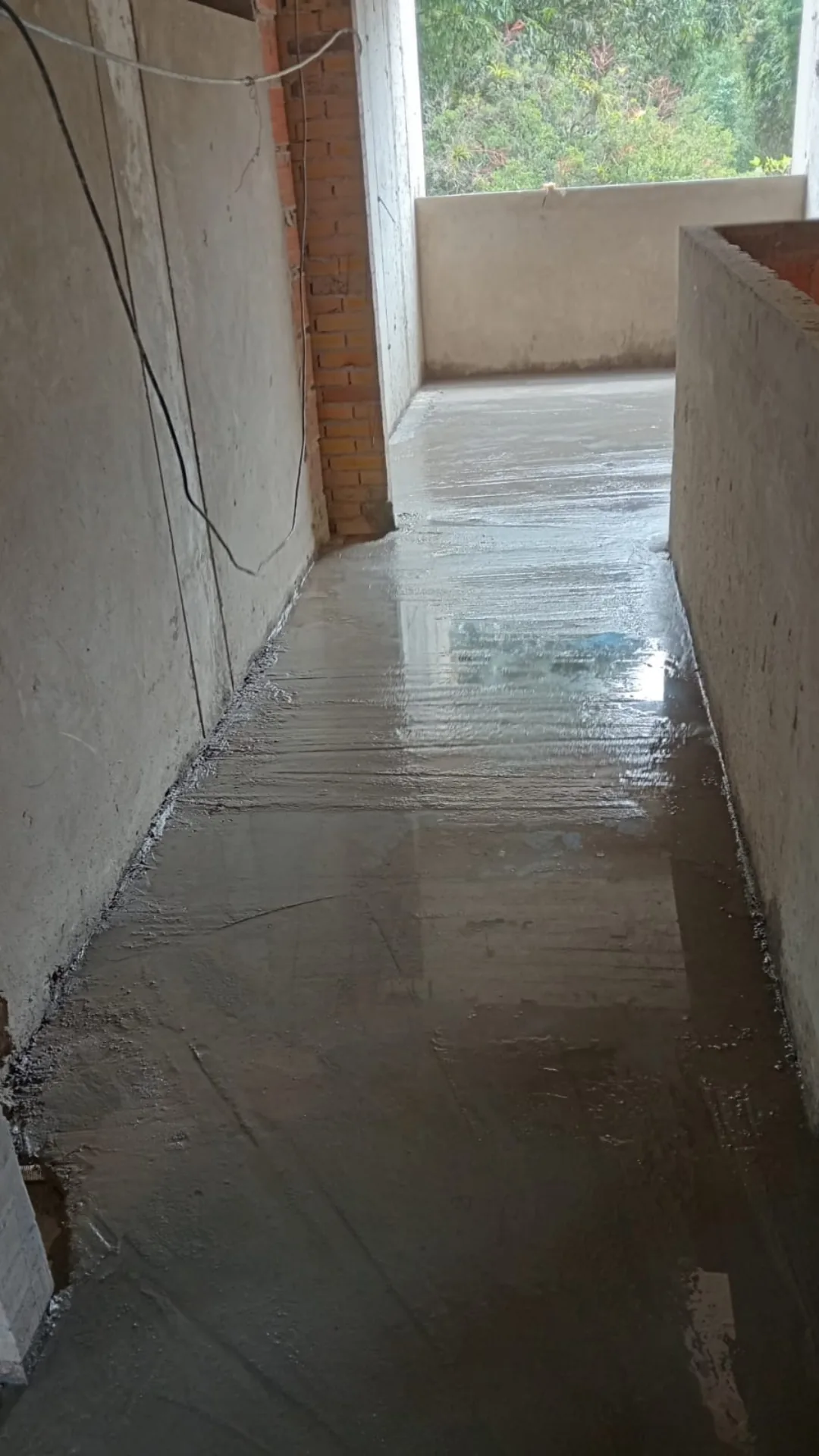 Sobrepiso nivelado en un pasillo, base para el piso - Enchapador en Medellín - Ramiro Goez Construcciones