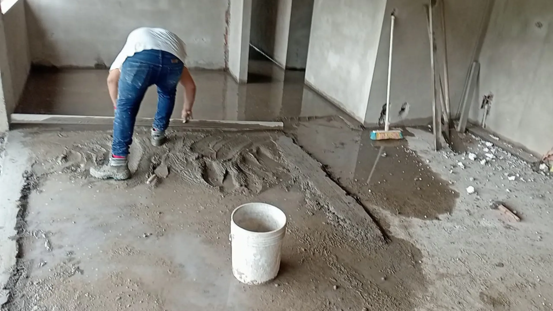 El maestro nivelando el sobrepiso de un apartamento con la boquillera - Enchapador en Medellín - Ramiro Goez Construcciones