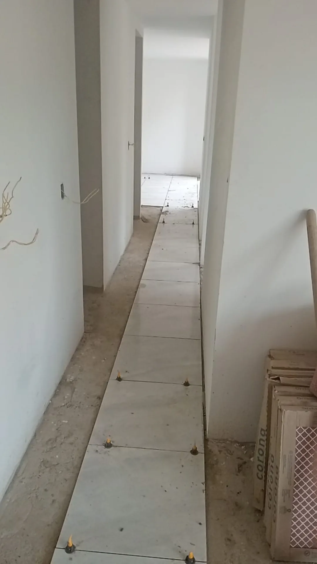 Maestro iniciando el enchape de un pasillo - Enchapador en Medellín - Ramiro Goez Construcciones