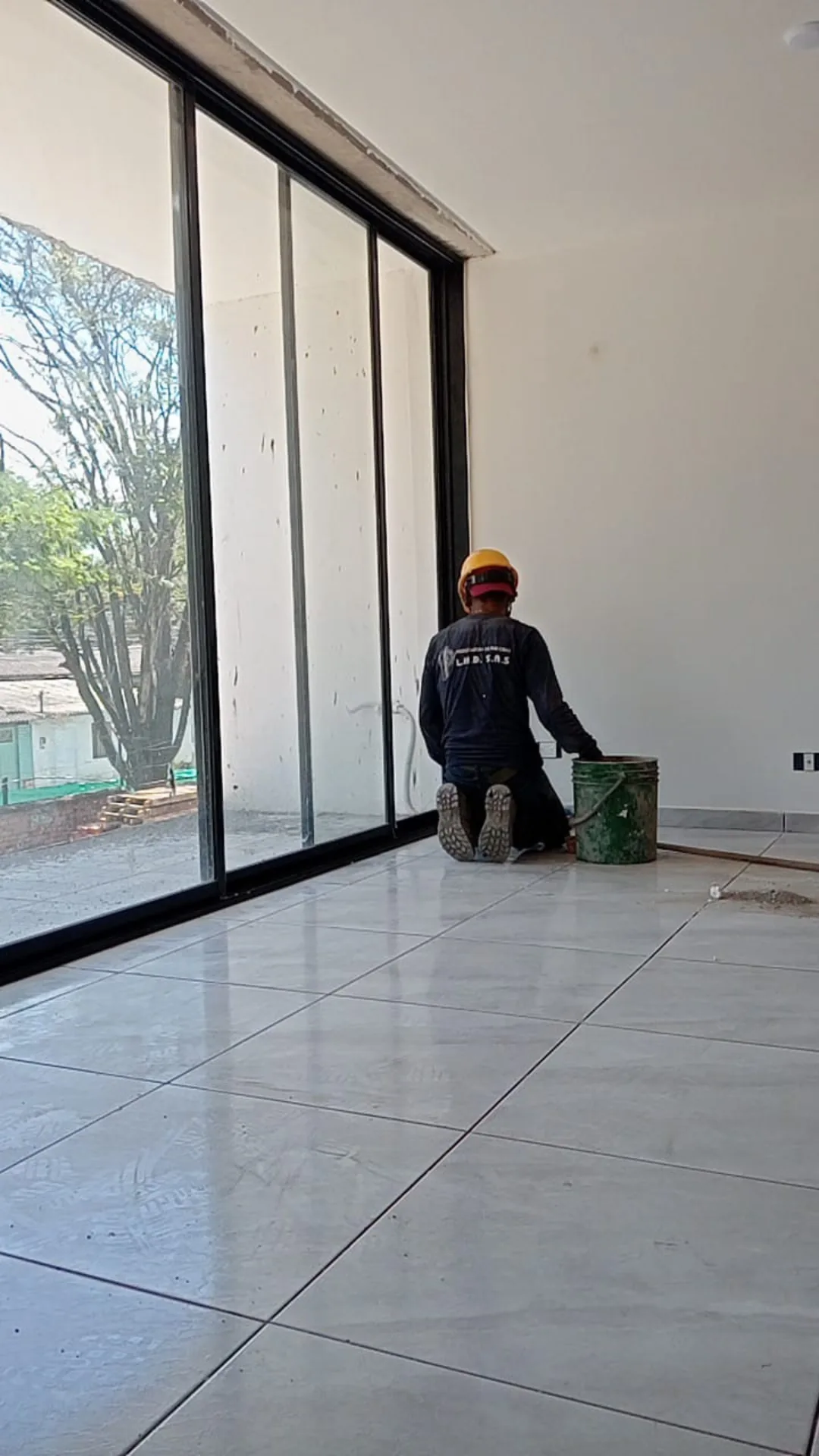 Limpieza de la boquilla del enchape - Enchapador en Medellín - Ramiro Goez Construcciones