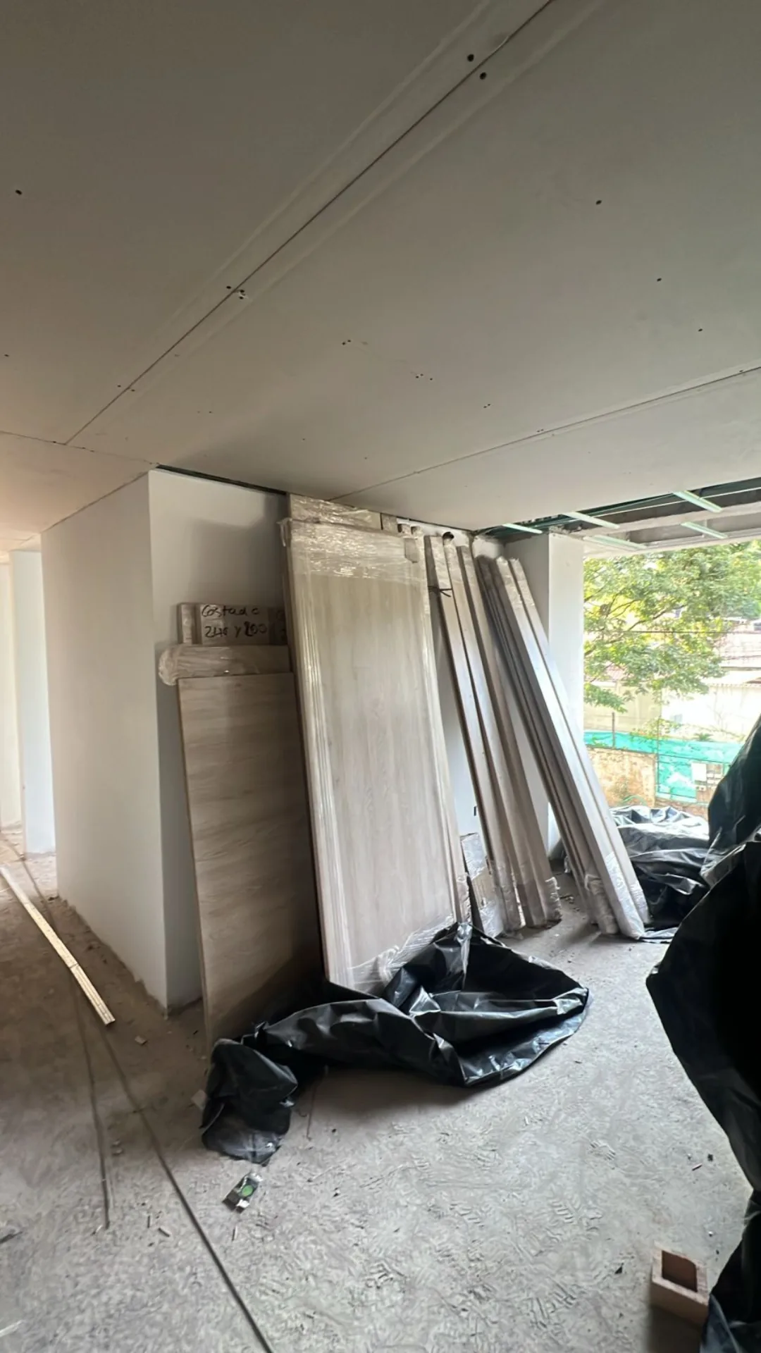 Cielo raso en drywall, con las láminas listas para montar - Instalación de Drywall en Medellín - Ramiro Goez Construcciones