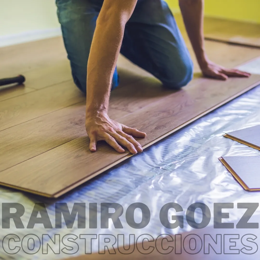 Revisión de la baldosa existente antes de instalar piso SPC en obra en Medellín - Instalación de Pisos Laminados en Medellín - Ramiro Goez Construcciones
