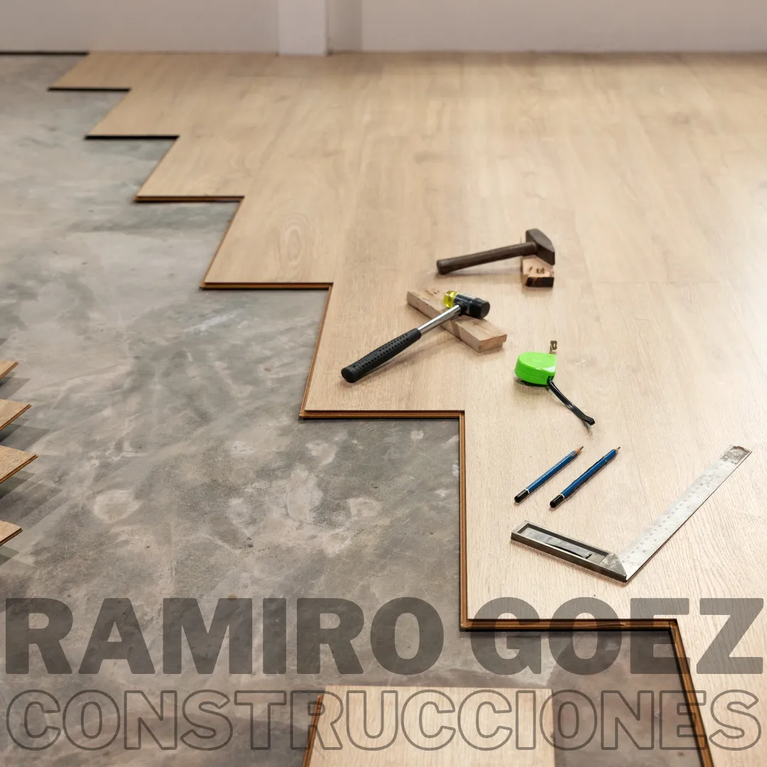 Perfil T instalado entre dos áreas de piso laminado en obra en Medellín - Instalación de Pisos Laminados en Medellín - Ramiro Goez Construcciones