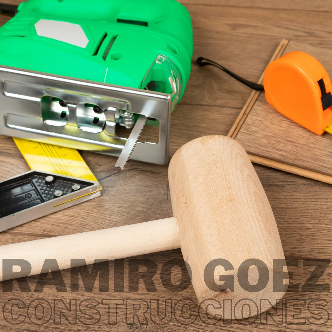 Corte de piso laminado con sierra ingletadora en obra en Medellín - Instalación de Pisos Laminados en Medellín - Ramiro Goez Construcciones