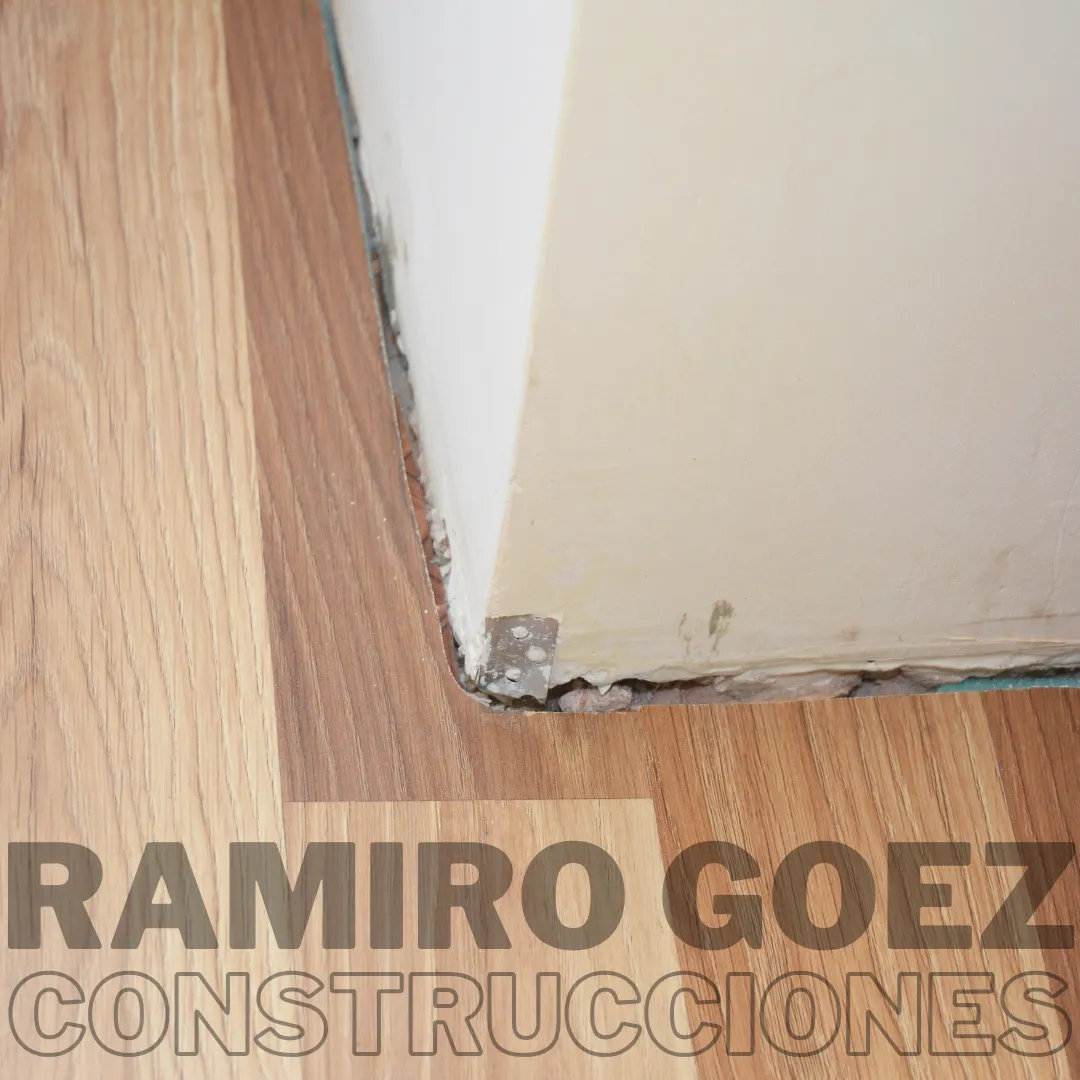 Corte de precisión del piso laminado alrededor de un marco en obra en Medellín - Instalación de Pisos Laminados en Medellín - Ramiro Goez Construcciones