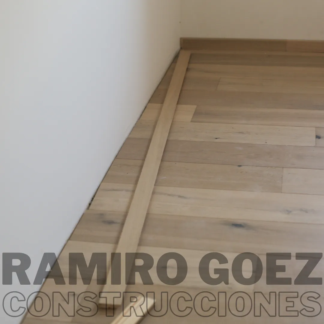 Corte de piso laminado con sierra caladora en obra en Medellín - Instalación de Pisos Laminados en Medellín - Ramiro Goez Construcciones