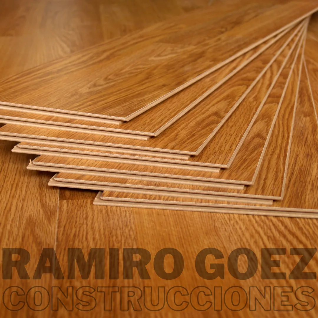 Ajuste de un marco con multiherramienta oscilante en obra en Medellín - Instalación de Pisos Laminados en Medellín - Ramiro Goez Construcciones