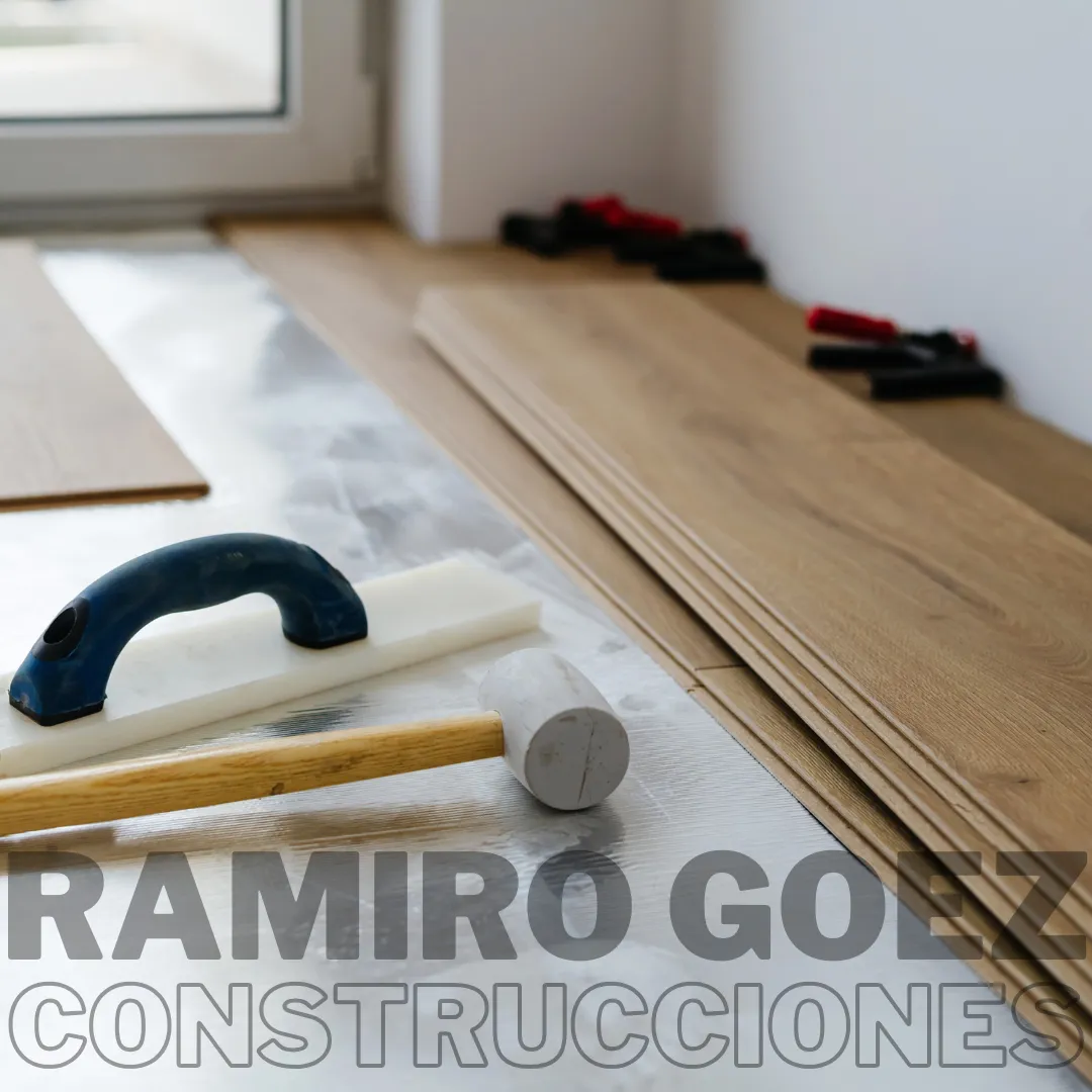 Herramientas de instalación: taco de golpe y barra de tracción en obra en Medellín - Instalación de Pisos Laminados en Medellín - Ramiro Goez Construcciones
