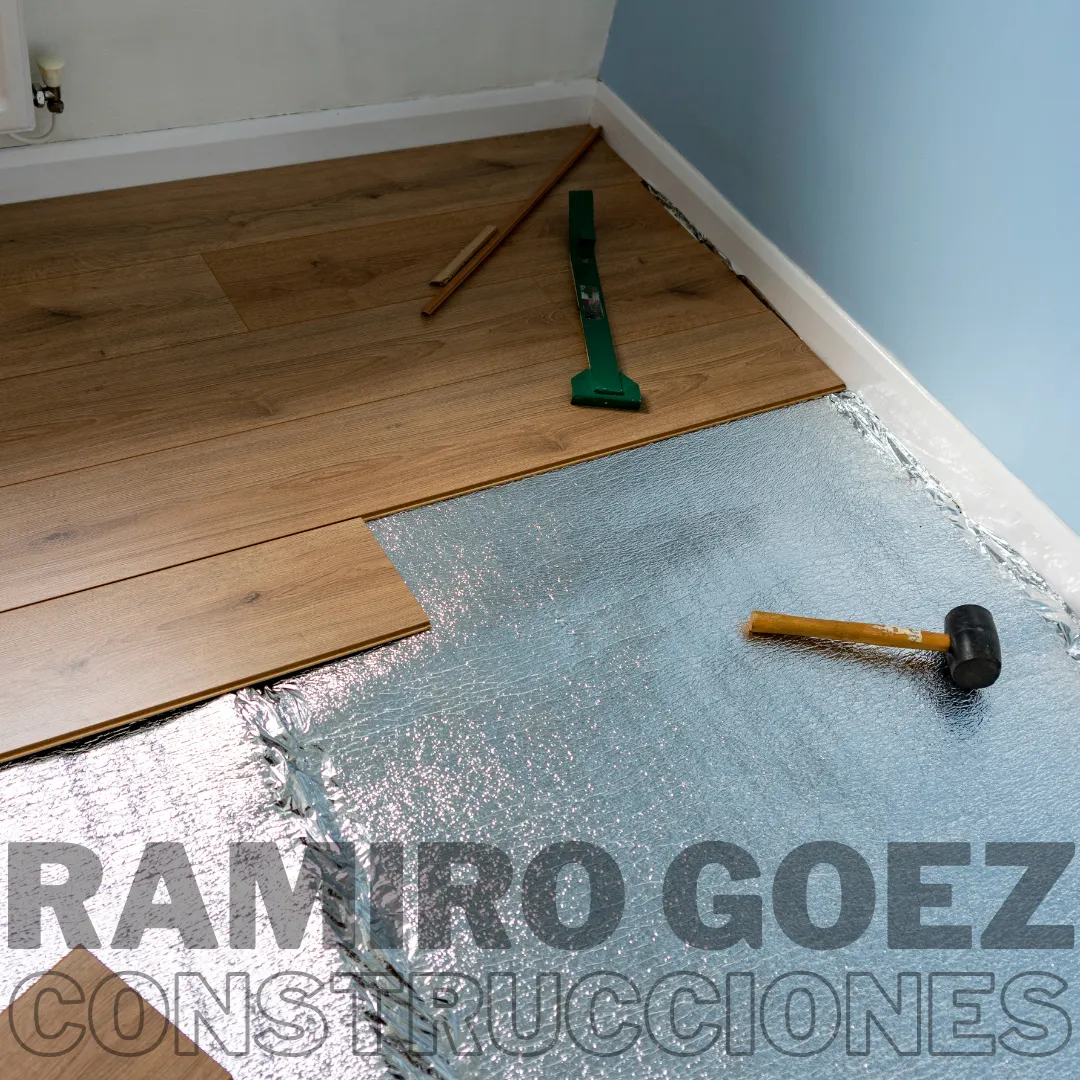 Revisión del piso laminado durante la instalación en obra en Medellín - Instalación de Pisos Laminados en Medellín - Ramiro Goez Construcciones
