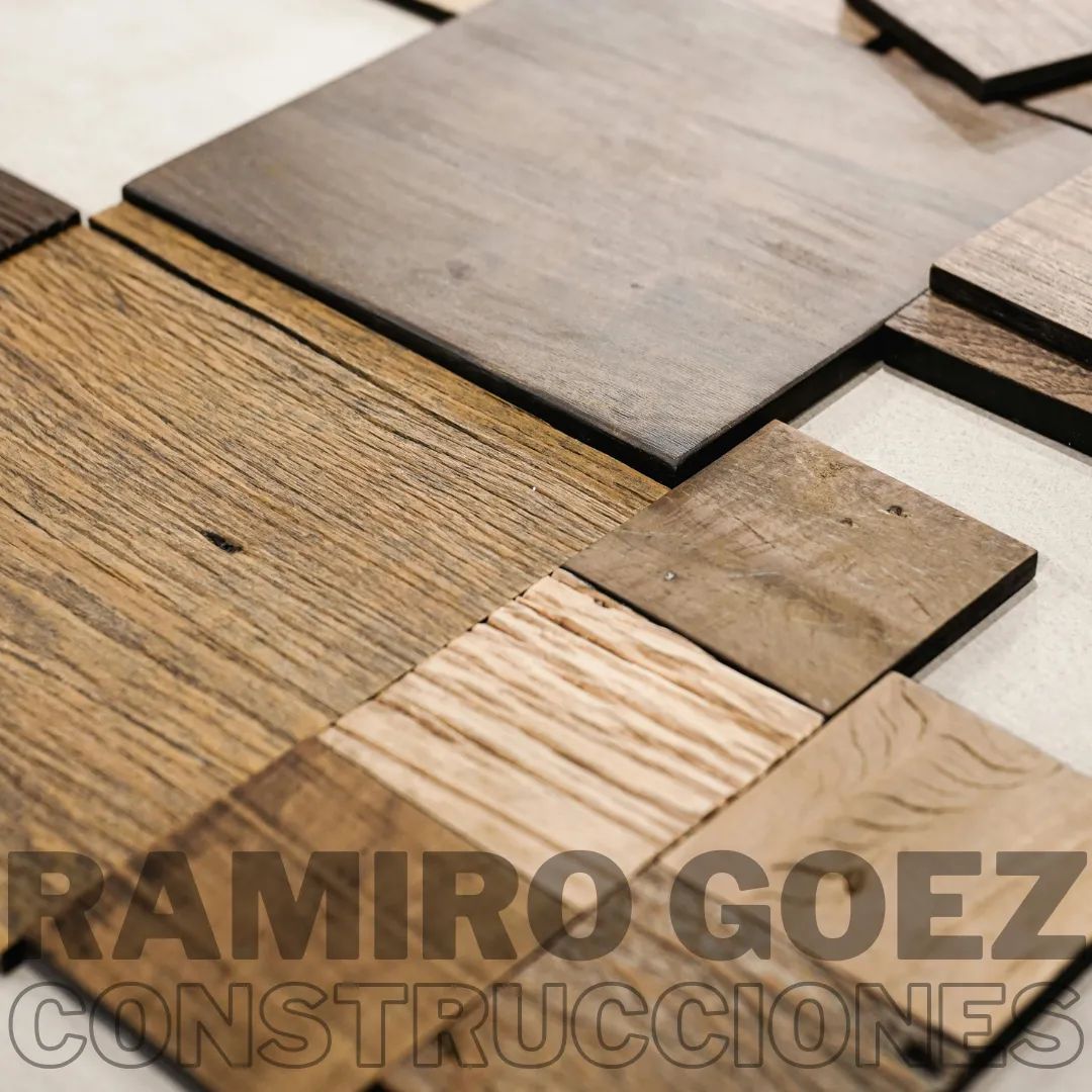 Ramiro Goez cotizando la instalación de piso SPC con un cliente en Medellín - Instalación de Pisos Laminados en Medellín - Ramiro Goez Construcciones