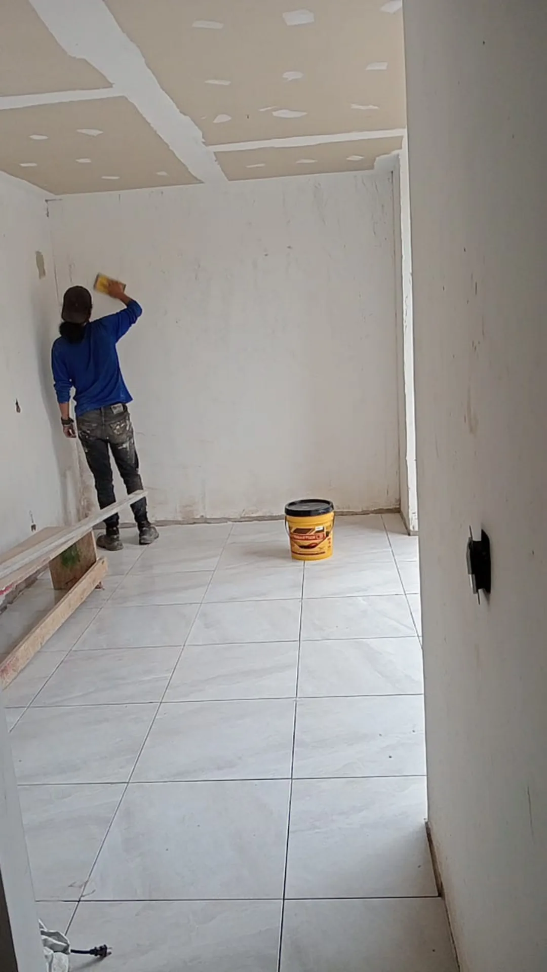 Lijado y afinado de la pared antes de estucar y pintar - Pintor en Medellín - Ramiro Goez Construcciones